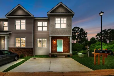 Clean Townhome - 8 mins ATL airport - 15 mins Tyler Perry Studios Hotels near Target