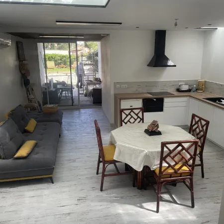 In villa center, air-conditioned, T3 80 M2 terrace /garden + parking 4/5 people