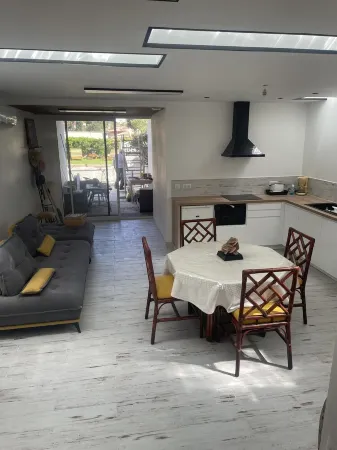 In villa center, air-conditioned, T3 80 M2 terrace /garden + parking 4/5 people Отели в г. Кассис