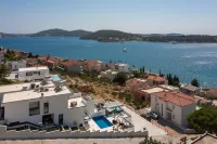 Villa Ocean view 1, unlimited sunsets with view to the harbour Marina Frappa