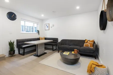 Modern, Bright, Clean 2 Bedroom Suite - Great Location! Отели рядом с достопримечательностью «Университет Саймона Фрезера»