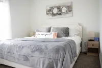 Townhouse mins to UofL & Churchill Downs/hot tub