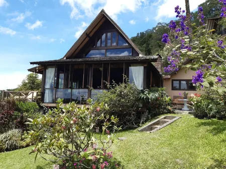 Spacious, Luxurious Lake Cabin in the Fresh Mountain Air of Bedugul Отели рядом с достопримечательностью «Улун дану бератан»