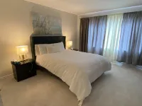 Beautiful newly built house, 10 mins drive away  from Niagara Falls &outlet mall Hotels in Thorold