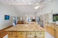 Coral Beach Retreat – Private Beachfront Escape Hotel di First Bight