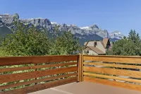Sisters' Summit - Stunning Mountain Views with Private Hot Tub, Sauna & BBQ! - บังกะโล