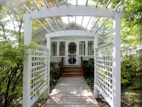 2 blocks to the beach and pet friendly.. Memories are Made Here