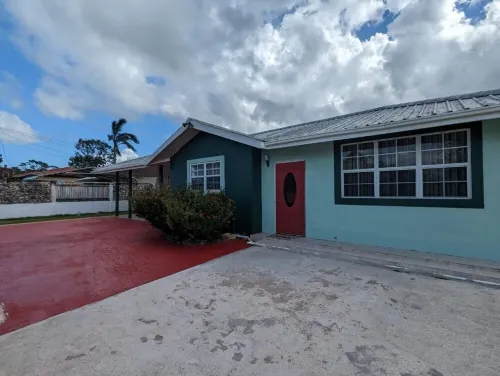 10 min from airport, 3 min from bacob eco park Hotels in Ladyville