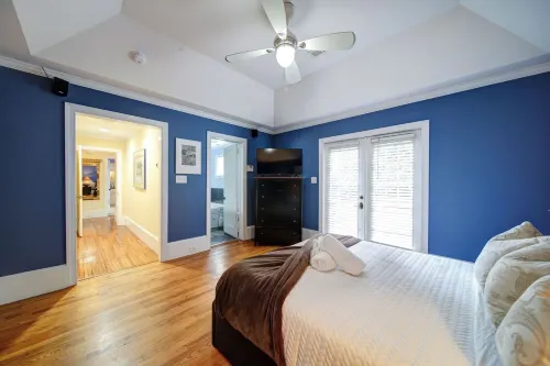 Private Oasis. Uptown. Pool. Hot Tub. Fire pit. Fenced in Yard