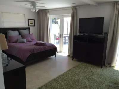 A Quiet Oasis - Private Studio - Large Saltwater Pool Hotels near Sunshine Holiday MHCC RV and Camping Resort