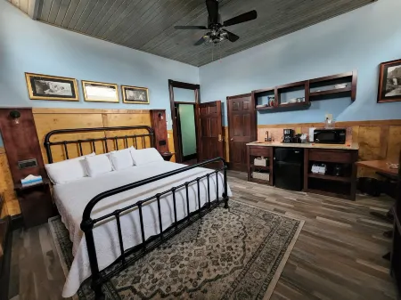 Historic Iron Horse Inn - Deadwood