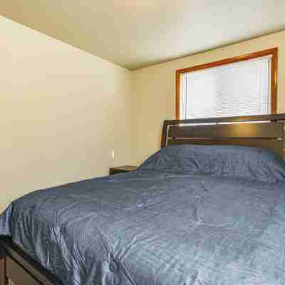 2 Mi to Dwtn Green Bay: Ideally Located Townhome! Rooms