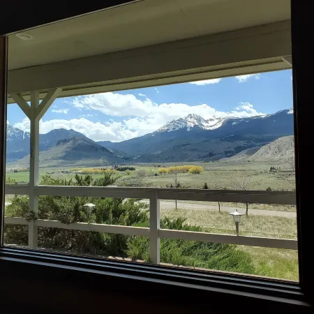 Yellowstone Basin Inn