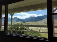 Yellowstone Basin Inn - Bergblick