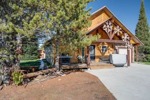 Huckleberry Hollow by Kabino Hot Tub FirePit PS2 Satellite Grill WiFi Golf Course - Mountain view