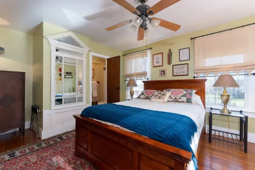 Saratoga Farmstead B&B - Parking