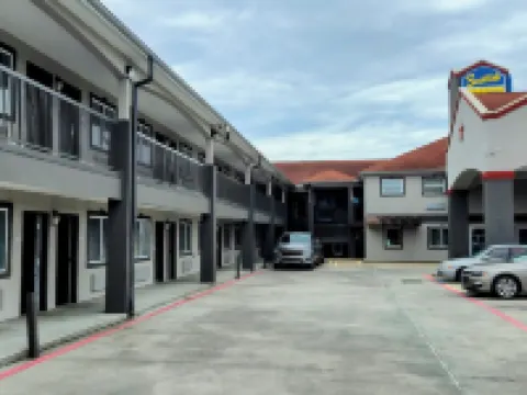 スコティッシュ インズ アンド スイーツ イースト サム ハウストン パークウェイ チャネルヴューのホテル