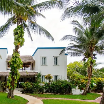 Private Beachside Villa Includes Cook, Pool, WiFi – Large Menu for All Interests