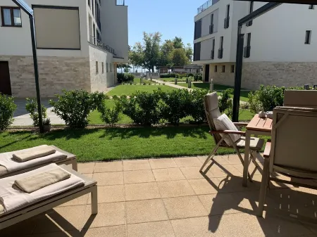 Lakeside condo with beach access Отели в г. Csopak