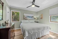 Wave Call, in Southern Shores, “Drop-in” for Surf and Sand! - Homestays
