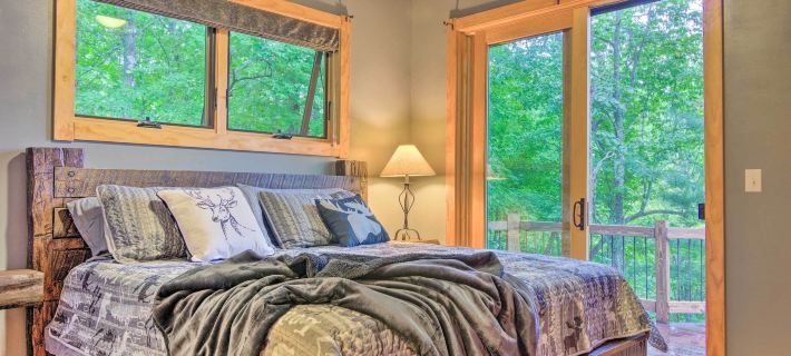 Couples Treehouse Retreat w/ Hot Tub & Views Hotels in Transylvania County