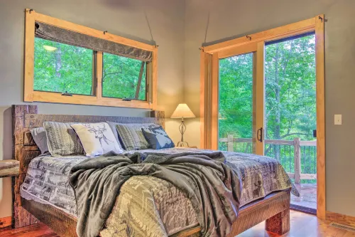 Couples Treehouse Retreat w/ Hot Tub & Views - Pet friendly