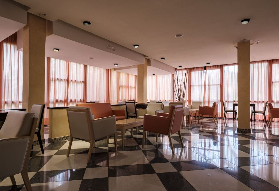 아우구스투스 호텔 리치오네의 야외 수영장 및 휴식 공간