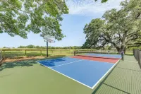 Fire Pit, Pickleball, Pool! Schulenburg Farmhouse - Pet friendly