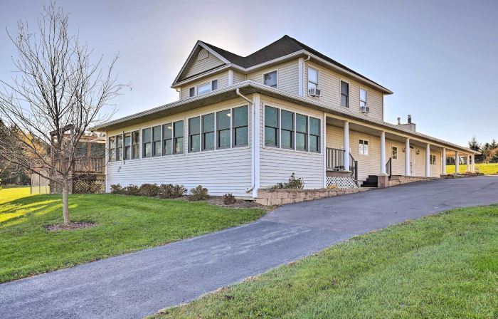 Lakefront Romulus Retreat w/ Private Dock!