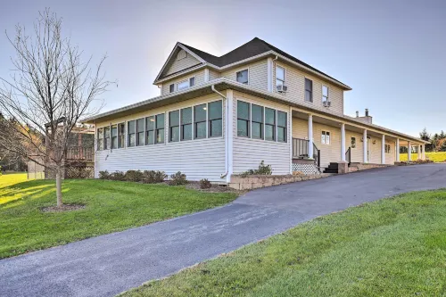 Lakefront Romulus Retreat w/ Private Dock! - Homestays