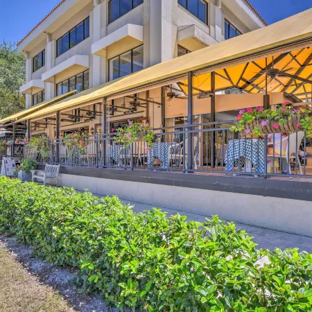 Condo w/ Pool Access: Walk to Shopping & Beach!