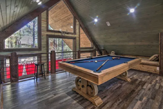 Stylish Broken Bow Cabin w/ Hot Tub + Fire Pit!