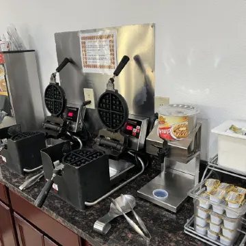 Super 8 by Wyndham Cedar Falls IA - University