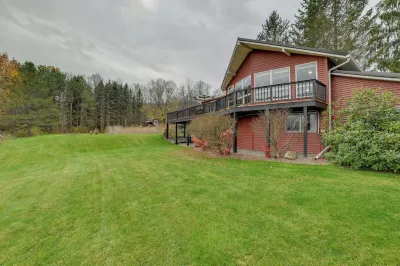 Spacious Finger Lakes Home w/ Mountain Views Hotel dekat Time Square