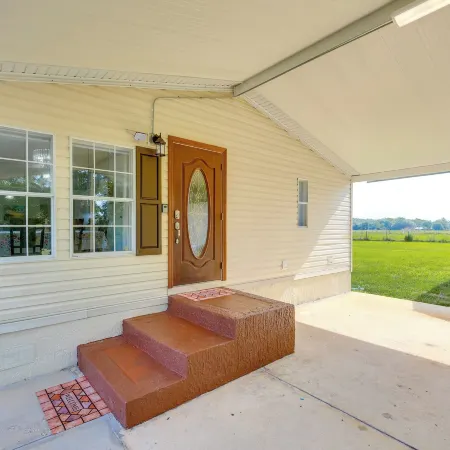 Palatka Hideaway w/ Fireplace & Private Porch