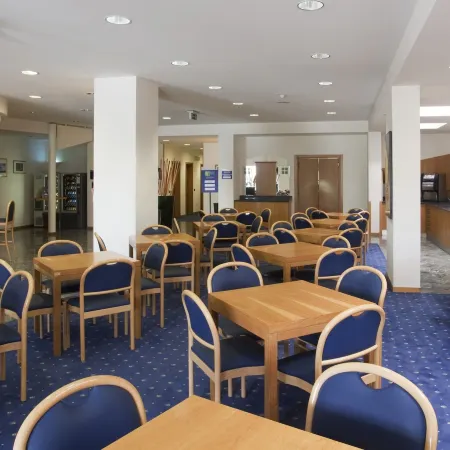 City Hotel & Suites