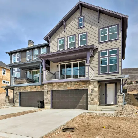 Inviting Hideout Townhome w/ Balcony & Lake Views!