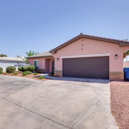 Updated Las Vegas House Patio and Solar Heated Pool Отели рядом с достопримечательностью «Поле для диск-гольфа Mountain Crest Disc»