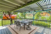 Scenic Riverfront Escape w/ Sauna in Junction City - Homestays
