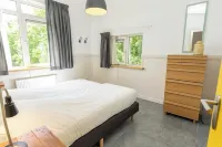 Pretty Holiday Home with Garden Hotels in De Koog