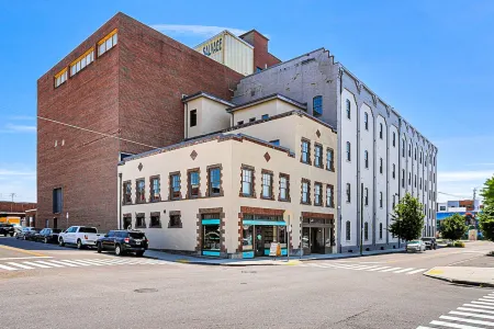 Stylish Getaway with Spacious Living Area - Cozy Urban Retreat Отели рядом с достопримечательностью «Regal Riviera»