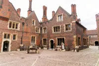 Exclusive 3 Bedroom Flat in Kingston Town! Hotels in Thames Ditton