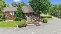 Newly Remodeled- Small Family/Couples Retreat in Shangri-La on Monkey Island, OK Hotels in 