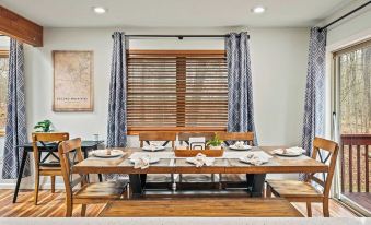 Rustic-chic Escape w/ Hot Tub, Fireplace & Nature Views Pine Woods Loft