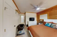 Spacious Chic Cabin with Gorgeous Views, Outdoor Lounge, Family Friendly