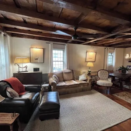 Historic Apartment in Bristol R.I. Отели в г. Бристоль