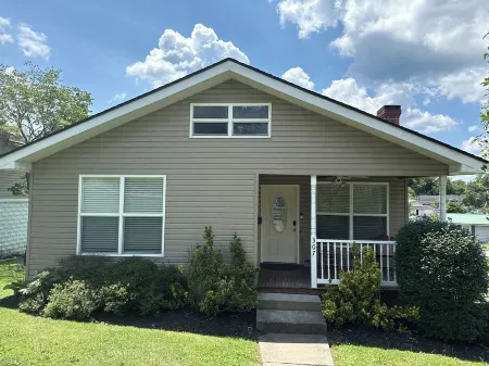 Charming on Chestnut - 8.1 Miles from the New River Gorge National Park