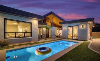 Sundrenched by Avantstay Pool, Mins to Old Town