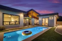 Sundrenched by Avantstay Pool, Mins to Old Town