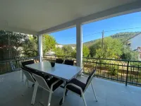 Apartmani LuluFamily accomodation in a quiet fishing village.